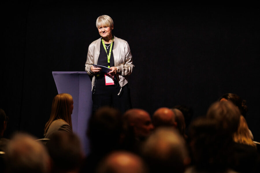 Kari Steinsland, Skyss