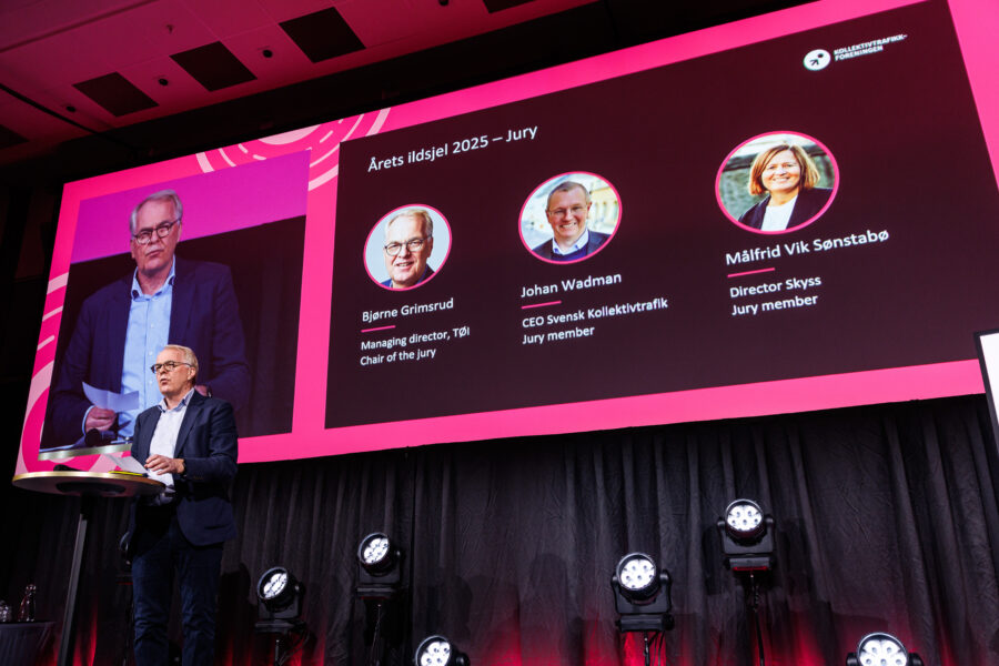 Juryformann Bjørne Grimsrud presenterer juryen