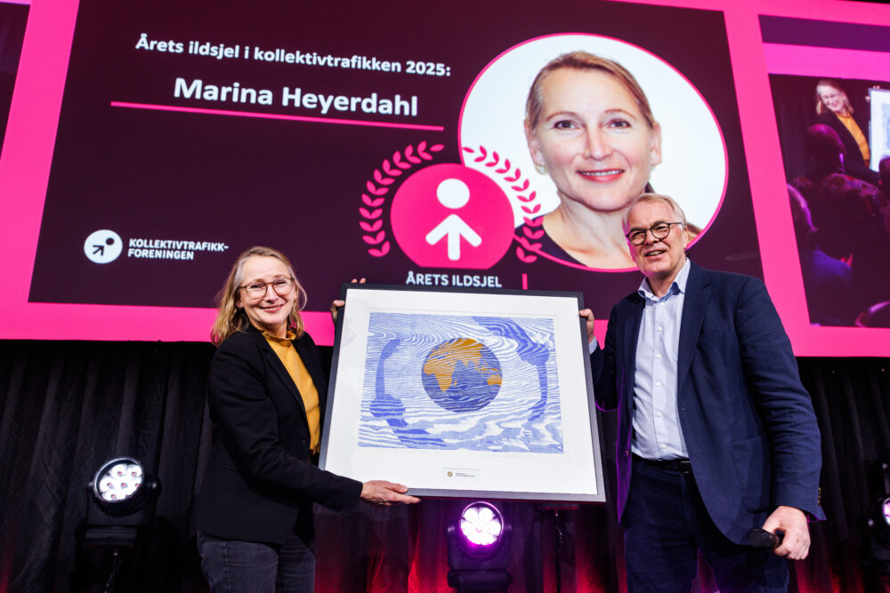 Vinner av prisen Årets ildsjel i kollektivtrafikken og juryens leder Bjørne Grimsrud